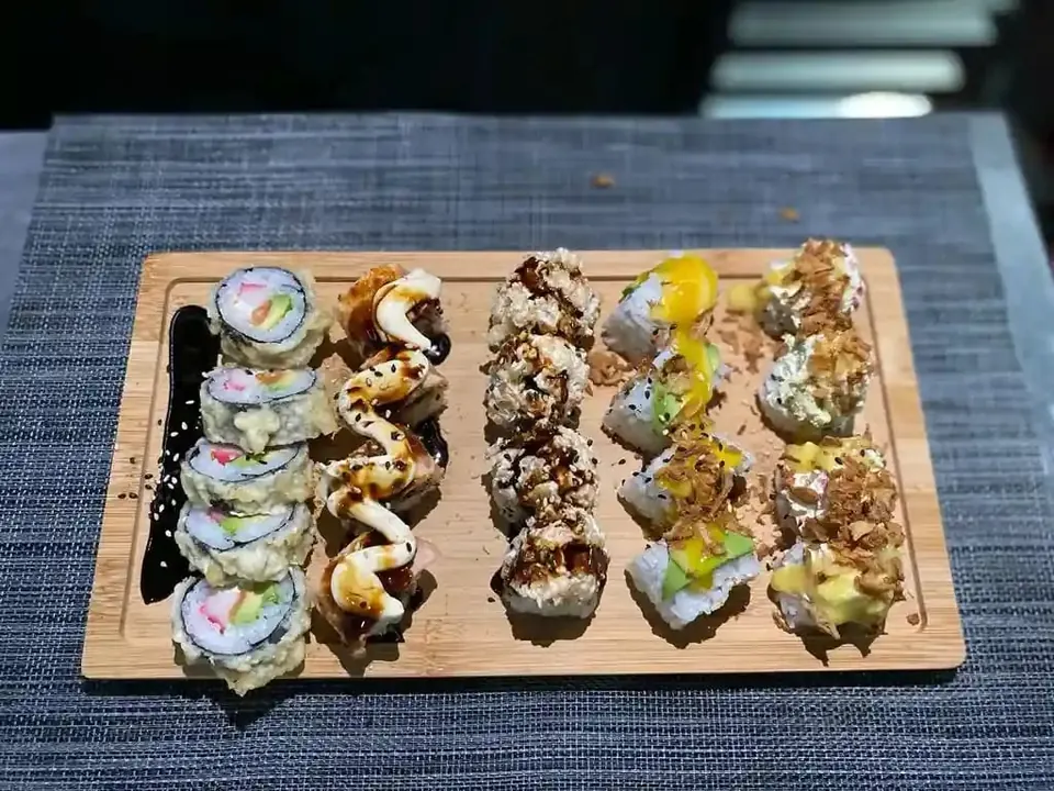 Plato de sushi del restaurante Sakaba
